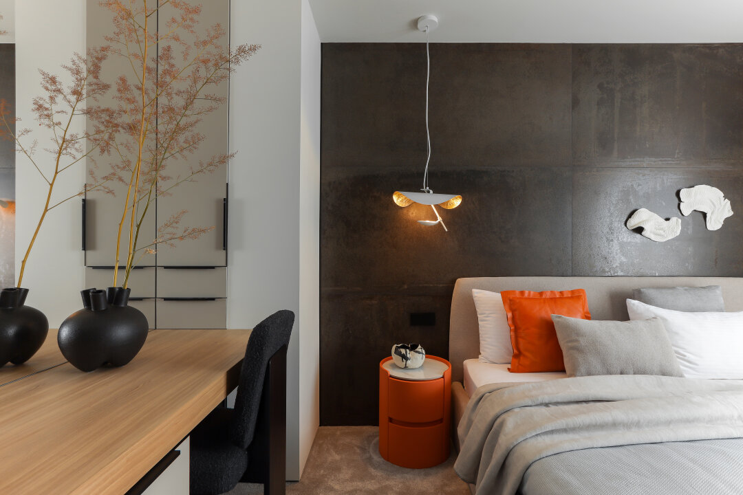 Рабочую зону дополнили удобными местами хранения