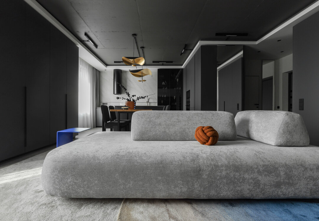 Мягкая мебель и стулья в проекте придуманы и созданы совместно с Vene Design, на окнах – шторы от Zanaveska_art