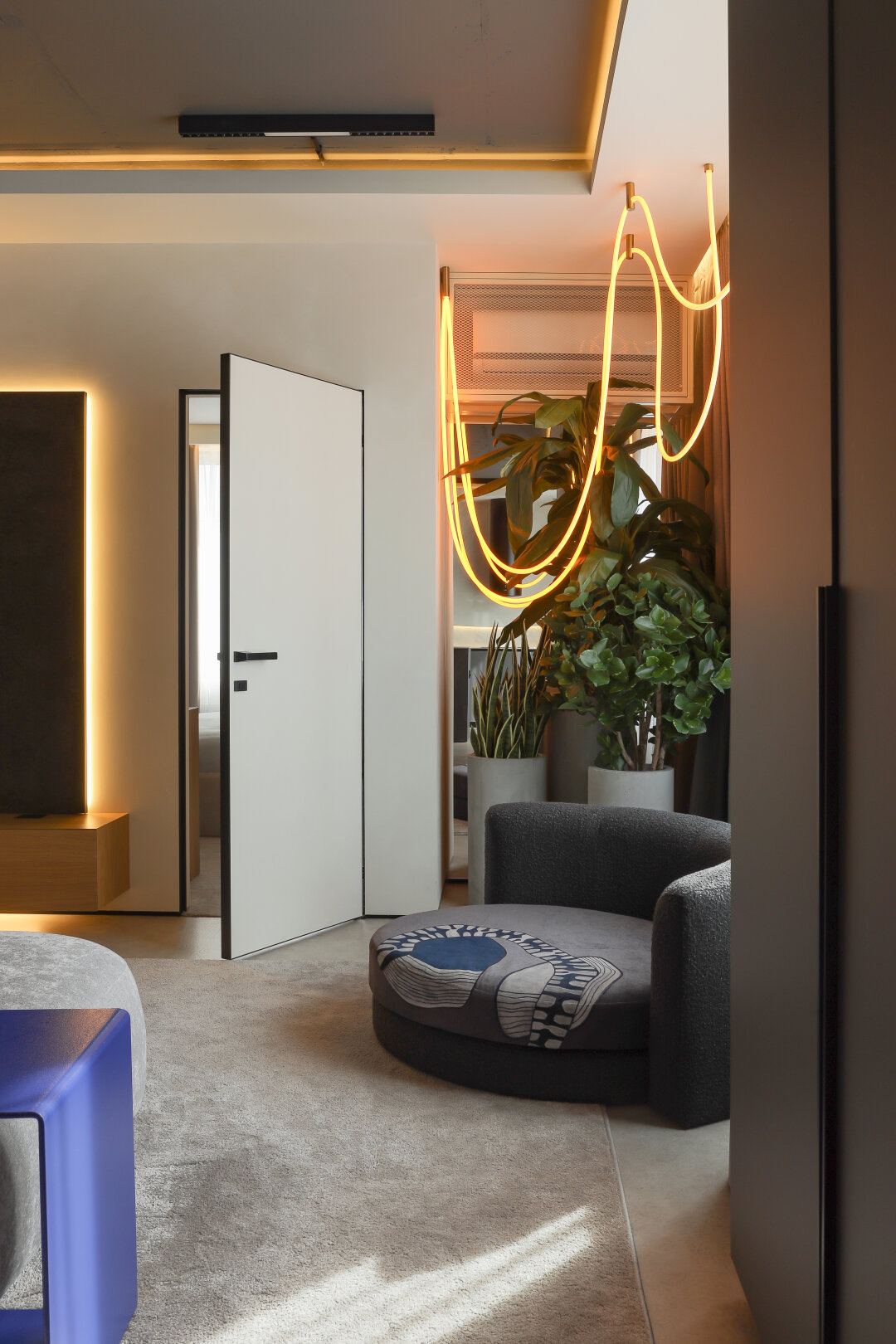 Зону TV оформили керамогранитом от KERAMA MARAZZI, а подвес из гибкого неона Валерий и Адель создали сами