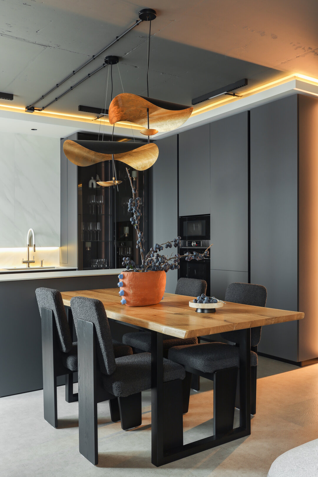 Корпусную и кухонную мебель заказали в компании Enli, предметы освещения подобрали в Mir Sveta Proekt, ваза Coco Keramika – от Ann Art Project