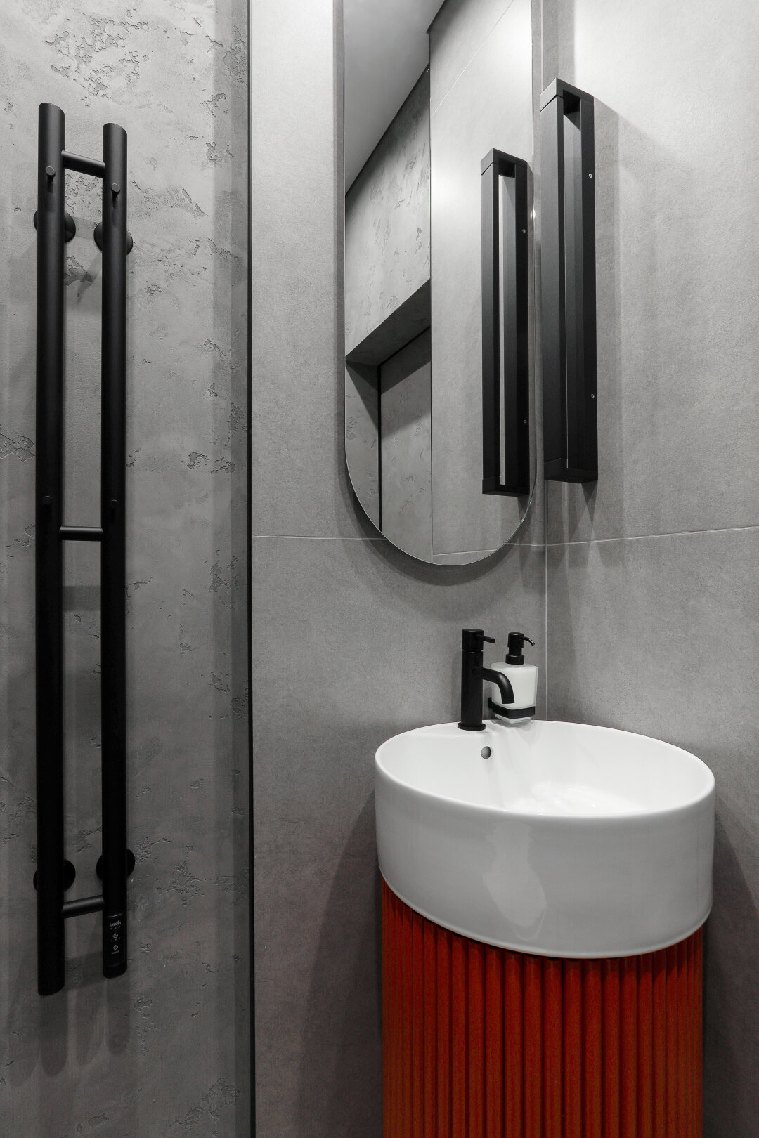 Дизайн красной металлической тумбы под раковиной Адель и Валерий разработали сами