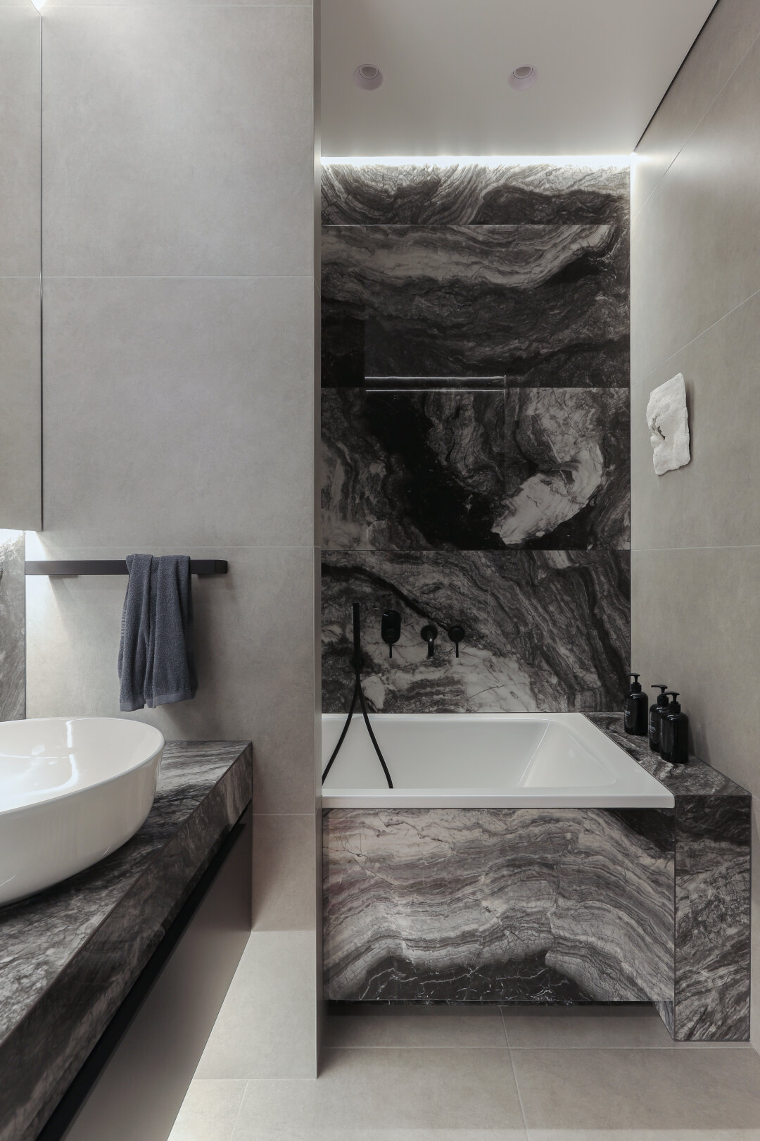 Пол во всей квартире выполнен из кварц-винила от «Паркетной мастерской»