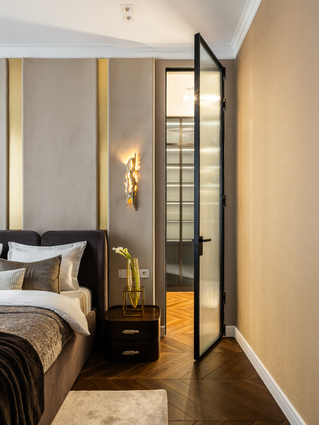 Двери под покраску Profil Doors, модель 1AG в скрытом коробе с черным профилем. Проект Эльзы Хабибрахмановой