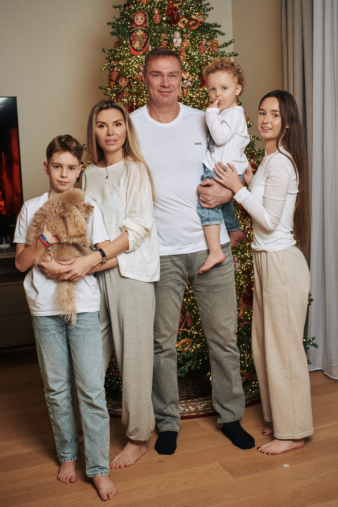 Виктор и Наталья Козловы с сыновьями Даниилом, Максимом и дочерью Агнией