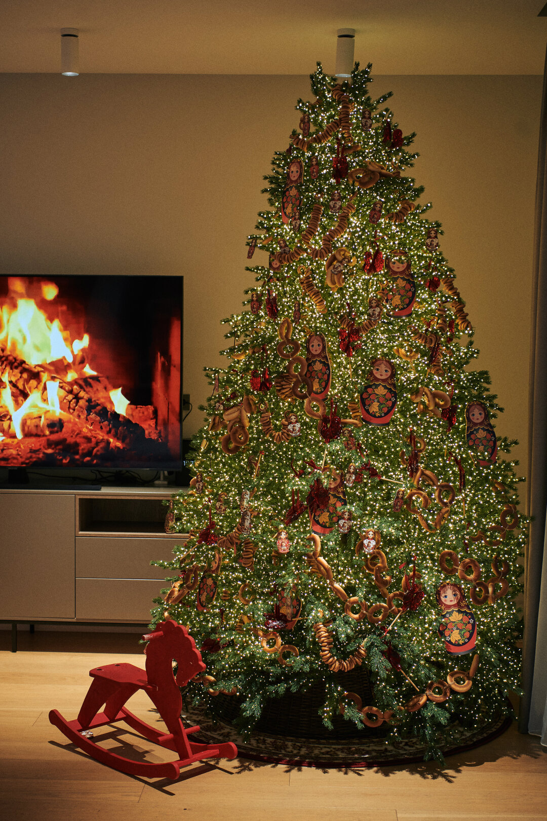 Елка – совместное творение Натальи и салона цветов Mary flowers. На украшение елки ушло 3 км гирлянды, 48 тыс. лампочек, 15 кг сушек, 4 кг карамельных