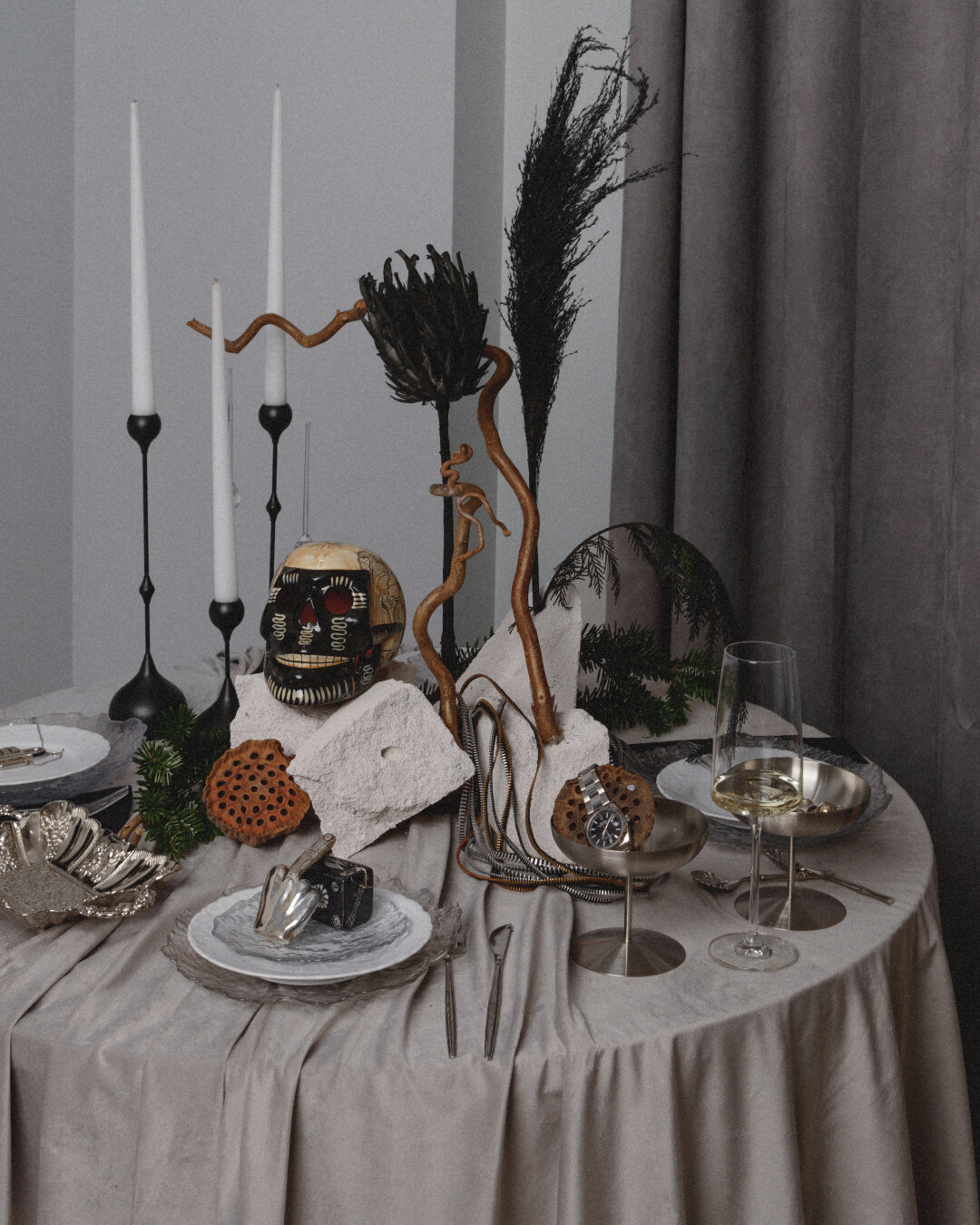 Новогодний стол в стиле «Готика. Авангард и немного темноты». За воплощение смелых идей благодарим студию декора «Каталея»