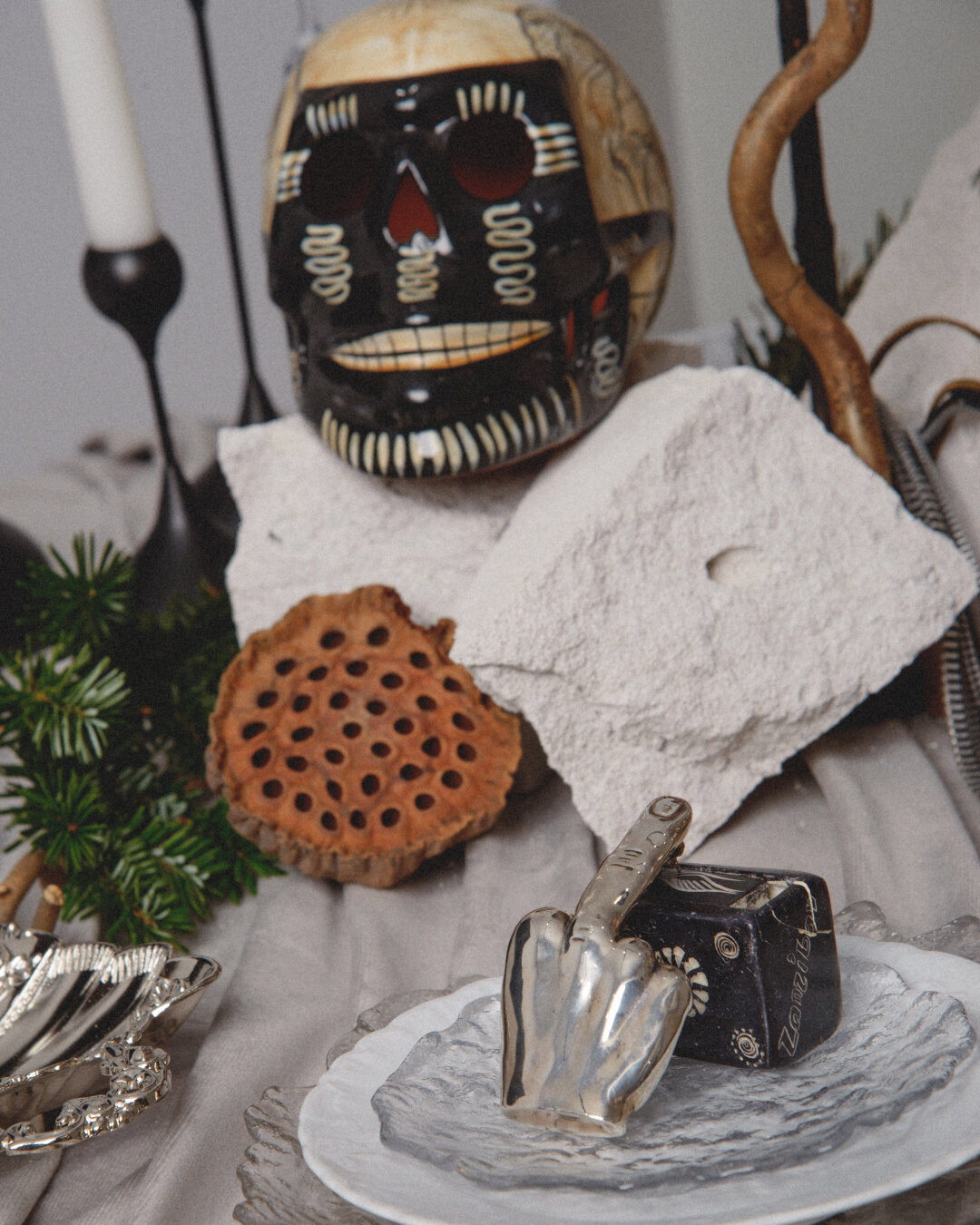 В центре композиции – черная окрашенная протея. В качестве декора – любимые украшения Яна: часы, опоясывающие лотос, кольца в креманках и для каждого