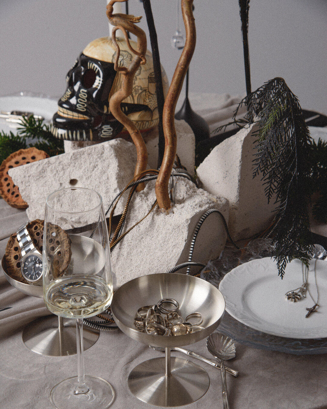 Одна из необычных деталей – череп, который привезли Яну из Мексики. Это страшно красиво.