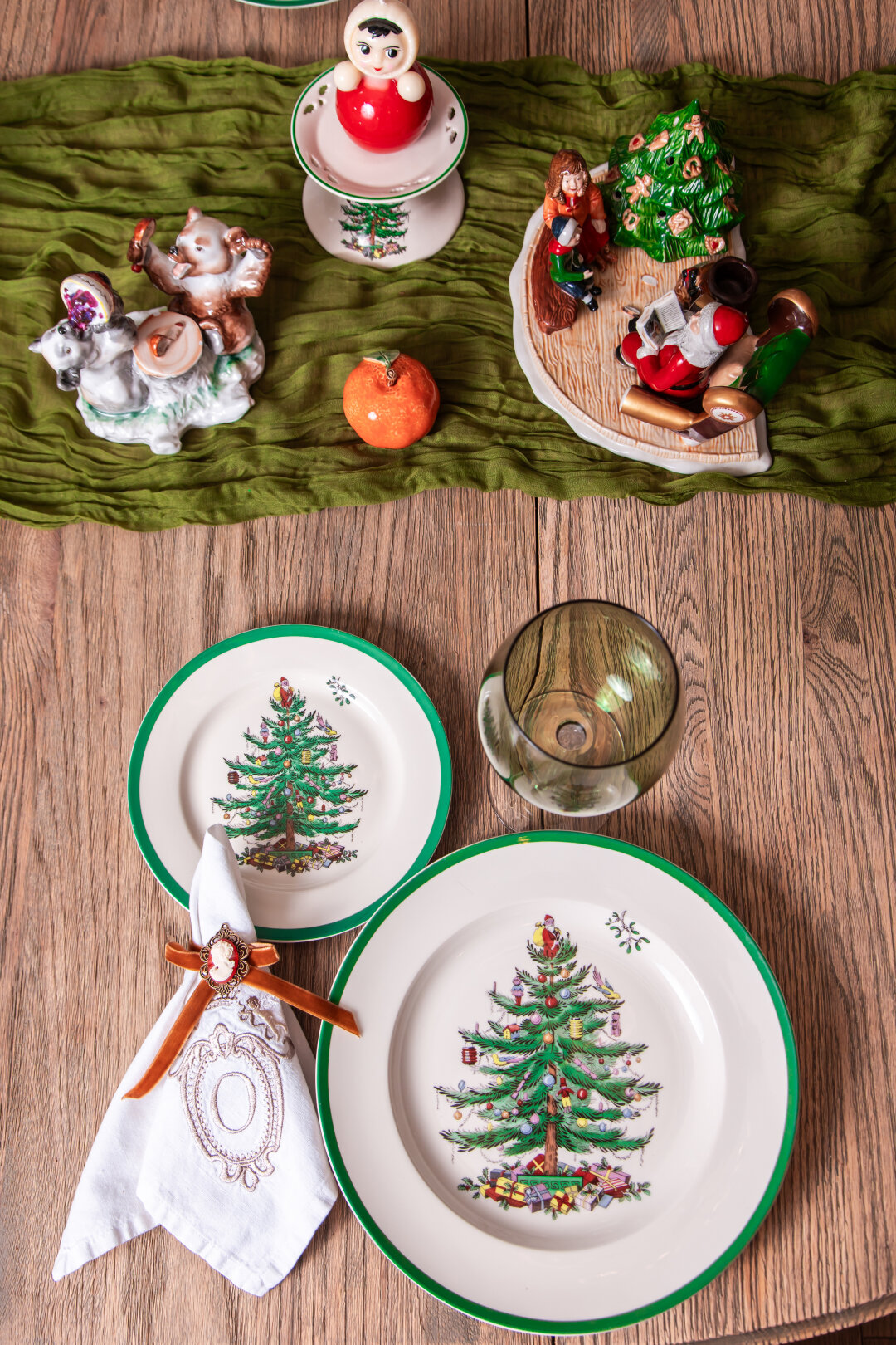 Вышитые салфетки с вензелем семьи, фамильная посуда