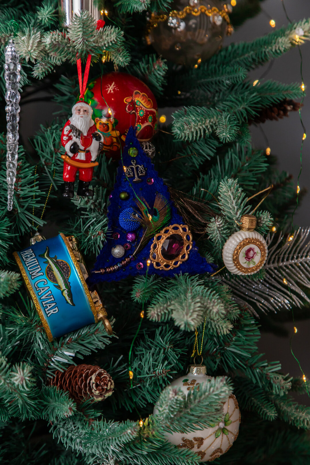 Броши, флаконы духов прабабушки как акценты на елке