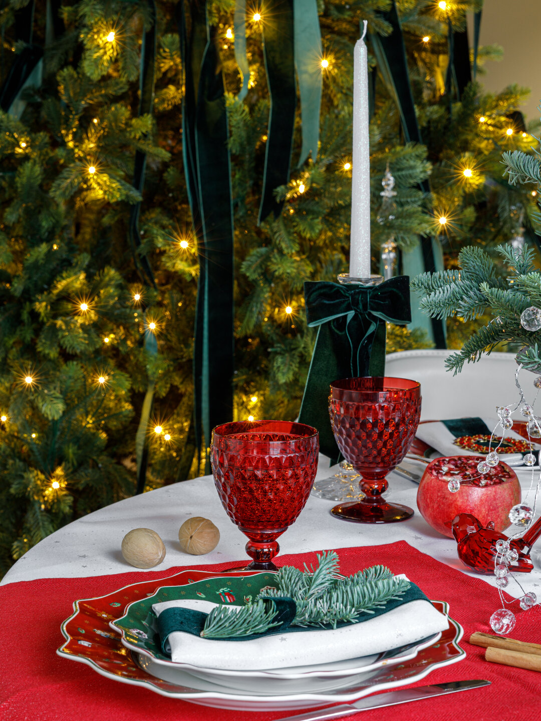 Живые еловые ветки в стеклянных вазах