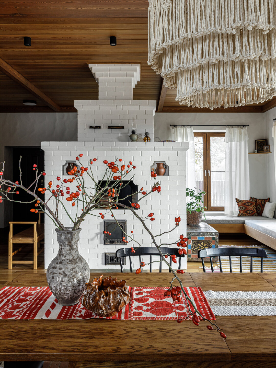 В центре композиции – русская печь