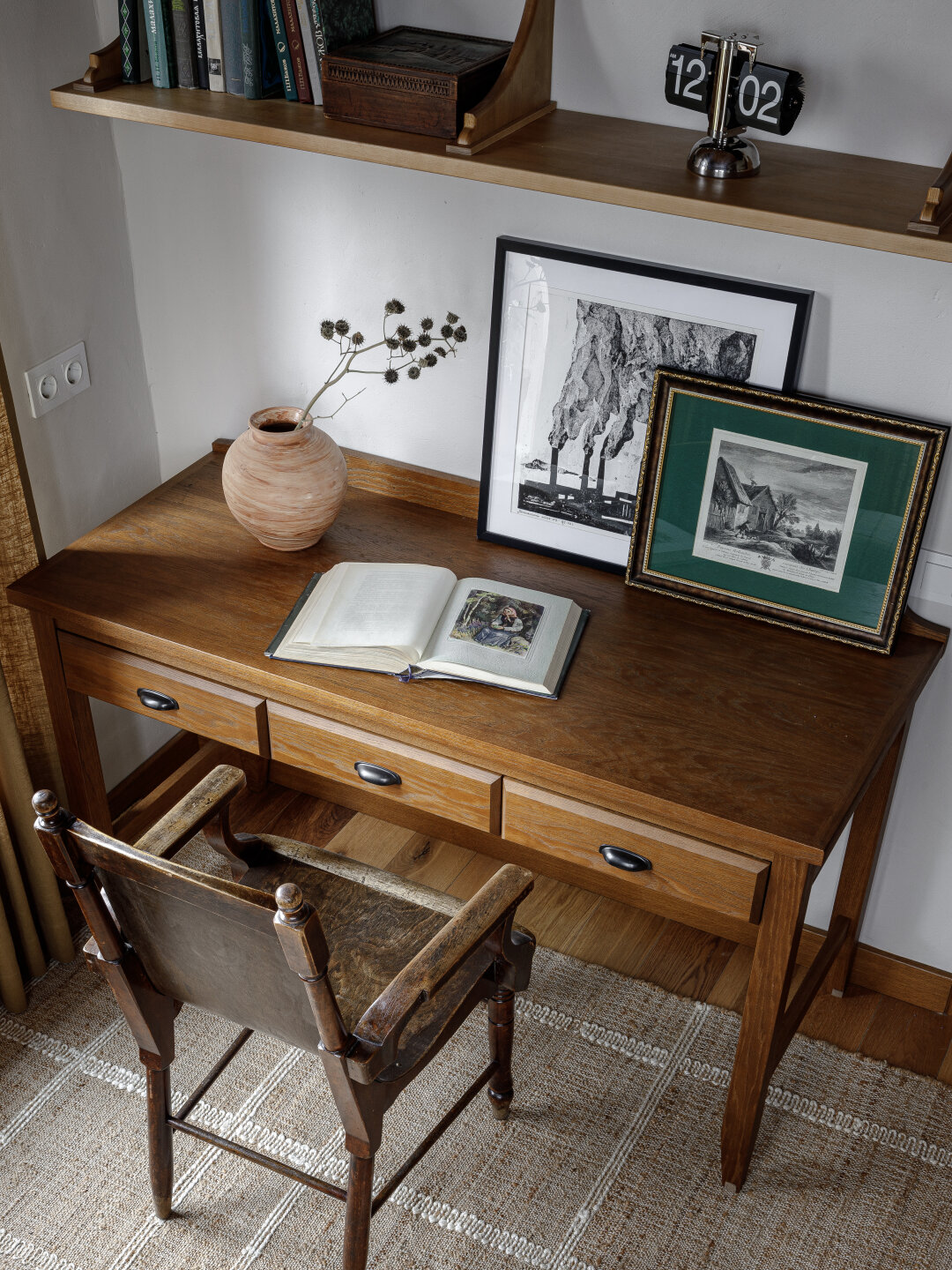 Корпусная мебель – от компании «МебельМ», вместо диванов – деревянные топчаны от Lazarev Woodcraft