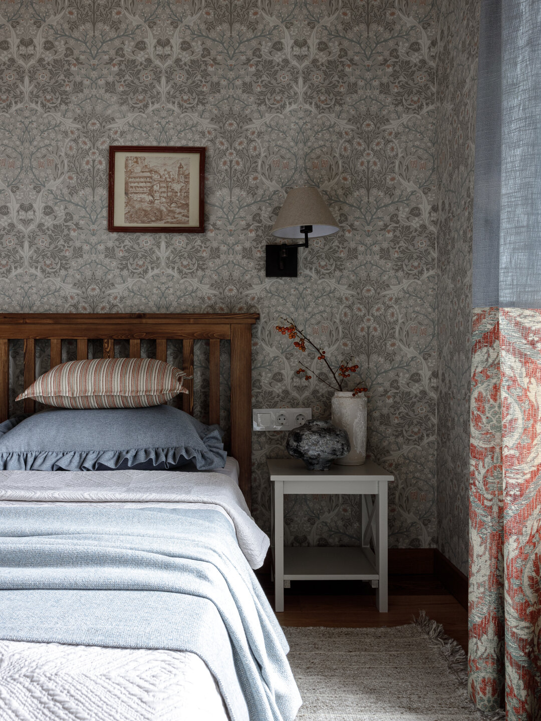 Подушки, пледы, покрывала и шторы из натуральных тканей – от фабрики «Реформа», обои и краска – из салона «Розет», сценарии освещения разработаны