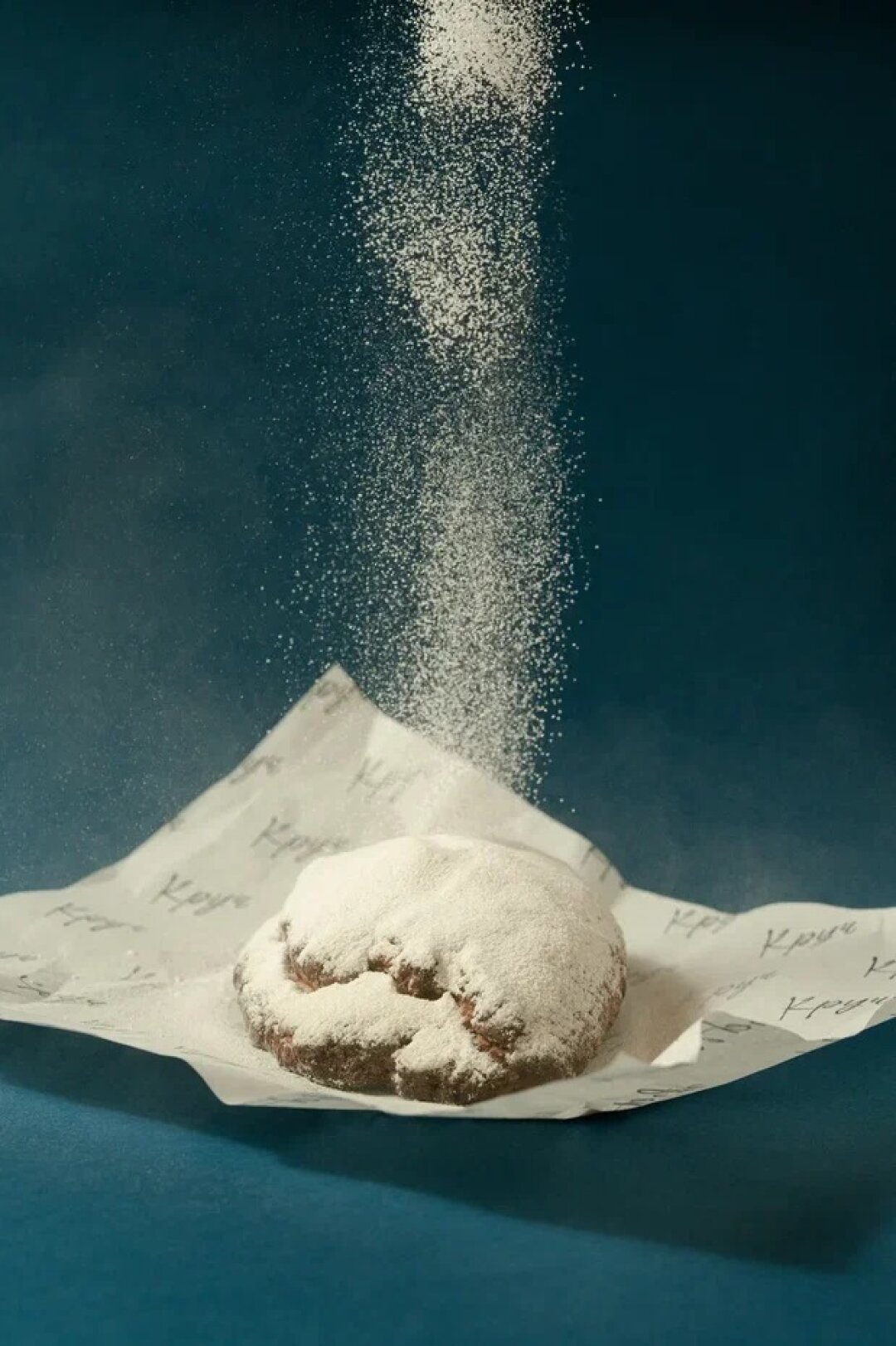 «Круч» Кондитер наших сердец Марина Круч упаковывает в фирменные боксы штоллен с марципаном и цукатами, выдержанными в амаретто, и рождественские