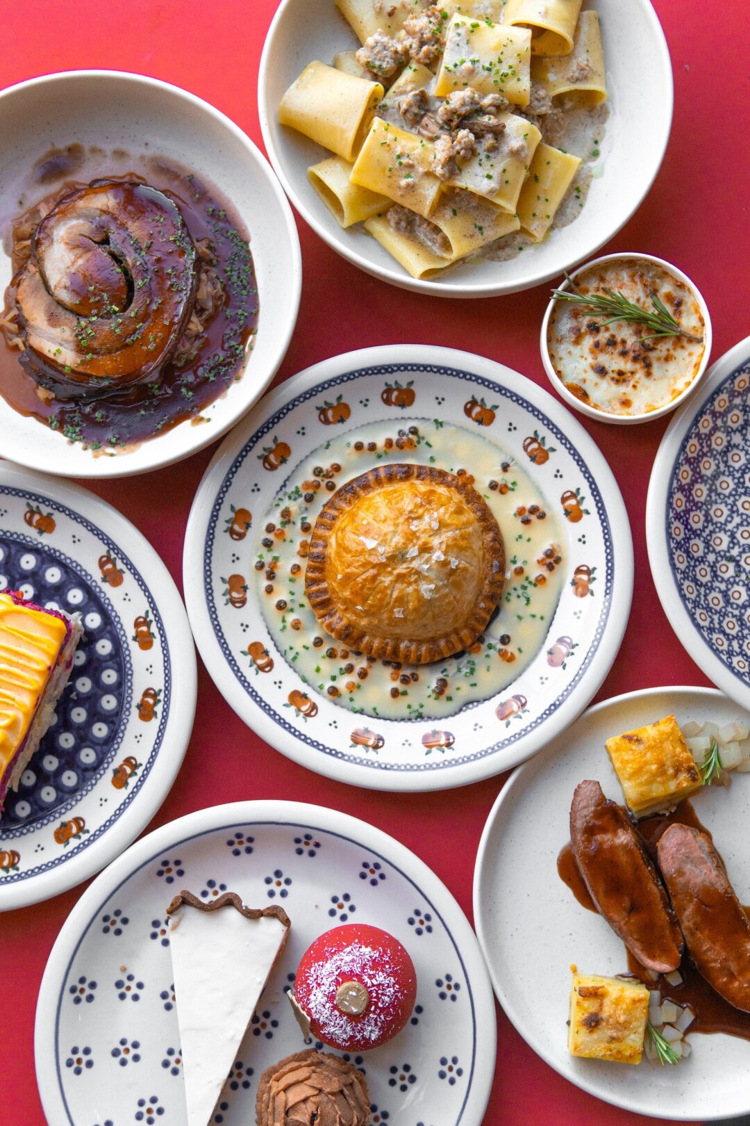 «Ферма Бенуа» Половина утки конфи в соусе хойсин с картофелем шато и запеченная свиная рулька в пивном рассоле с пряным соусом и тушеной капустой