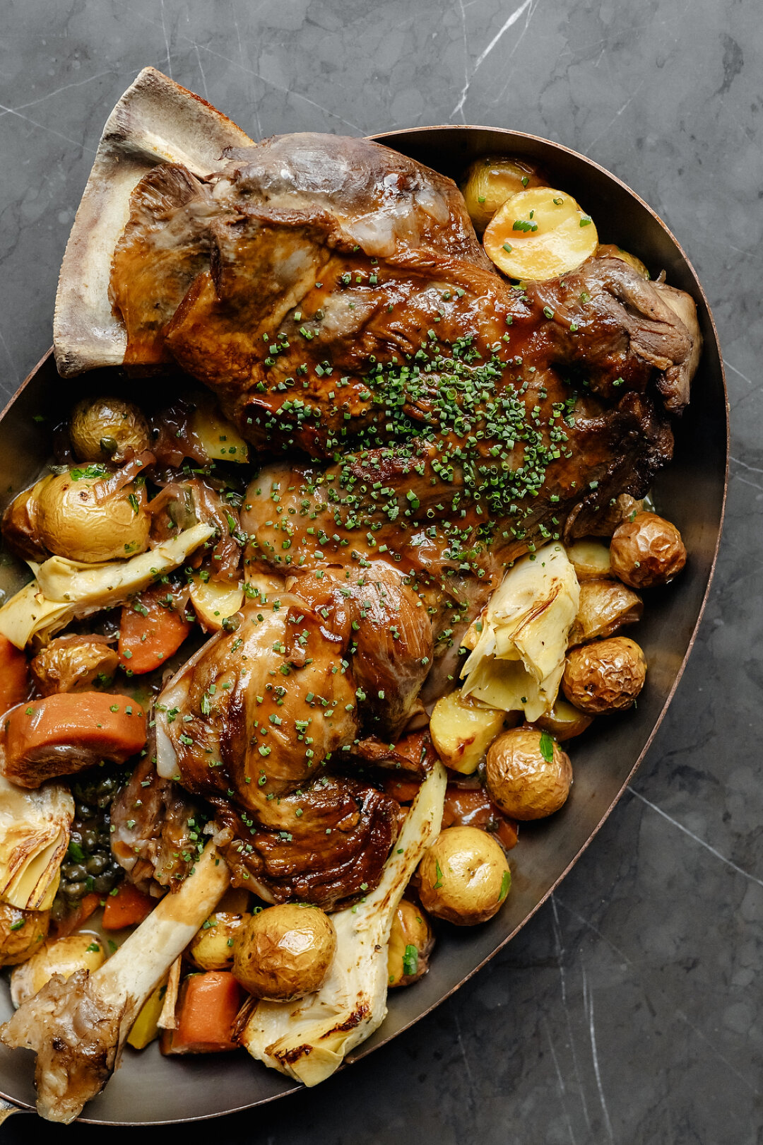 Jerome Шеф Павел Циклинский не стал распыляться на новогодний фолиант, а сосредоточился на двух китах: оливье с копчёным лососем и запеченной лопатке