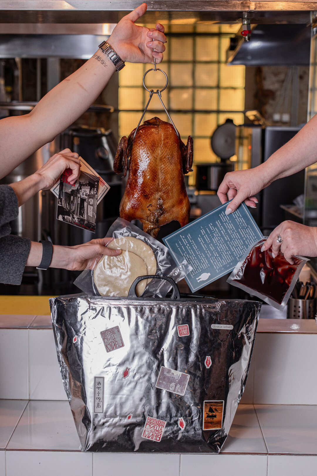 «Пища династии Минь» Утка (лауреат премии «Что где есть в Петербурге» — 2024!) встречает огненную лошадь! Вот готовый сценарий на 31 декабря. Птица