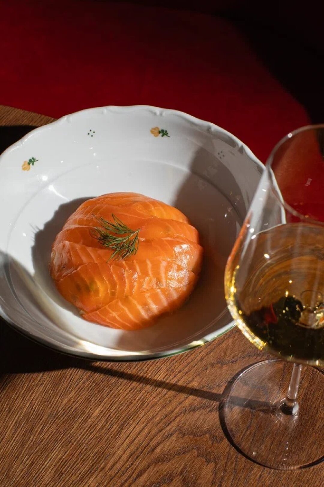 AVA Bistro Только посмотрите на этот оливье со слабосоленым лососем, маринованным и свежим огурцом, отварными овощами, хрустящим горошком, куриным