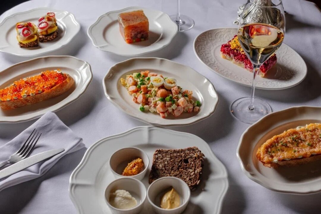 Antonio Bistro Шеф-повар Михаил Бобылёв готовит классику по-своему. «Сельдь в тулупе» с яблоками; оливье с раковыми шейками на хересе, заливное из