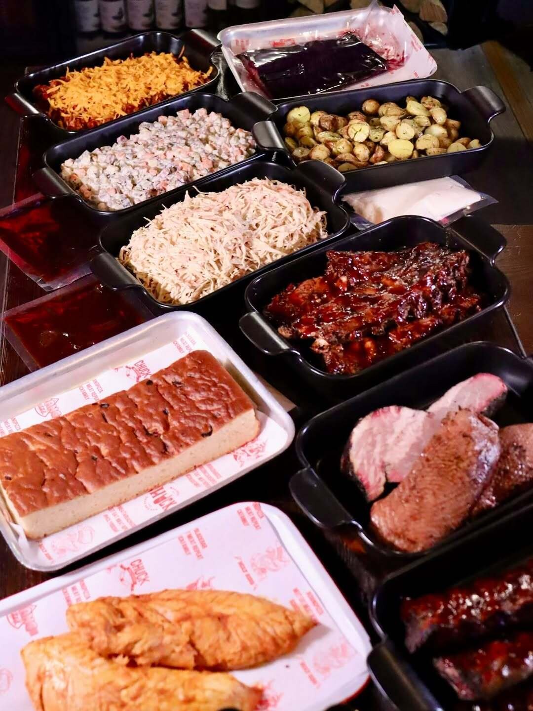 Chuck Давай мясо! Хардкорные новогодние боксы от митерии Chuck наполнены брискетом, копченой индейкой, гравлаксом, копчеными свиными ребрами, утиным