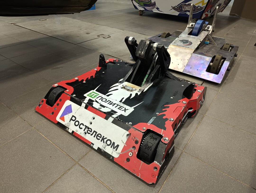 Робот «Всеядных», выступавший в этом сезоне (спереди) и первый робот команды из политеха (сзади)