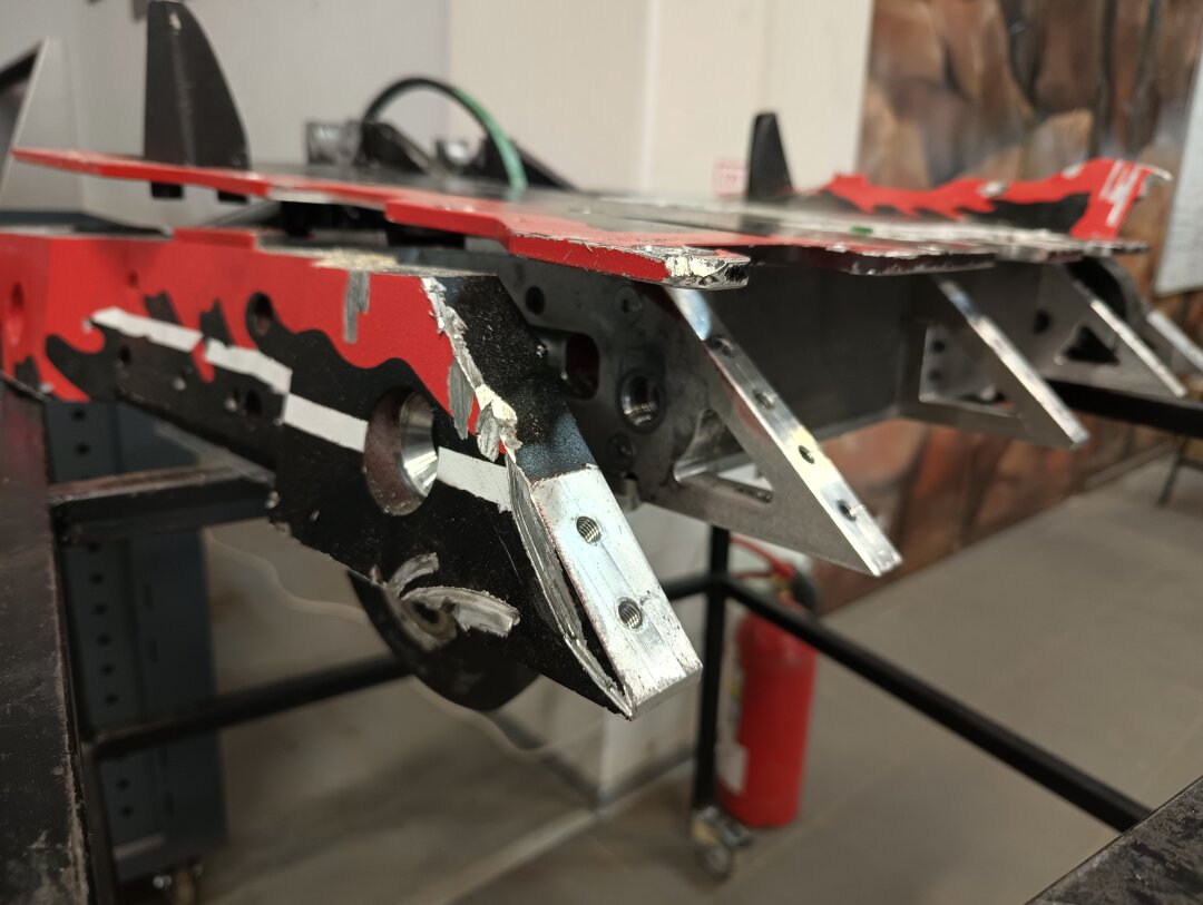 Повреждения, оставшиеся на алюминиевой раме, после соревнований