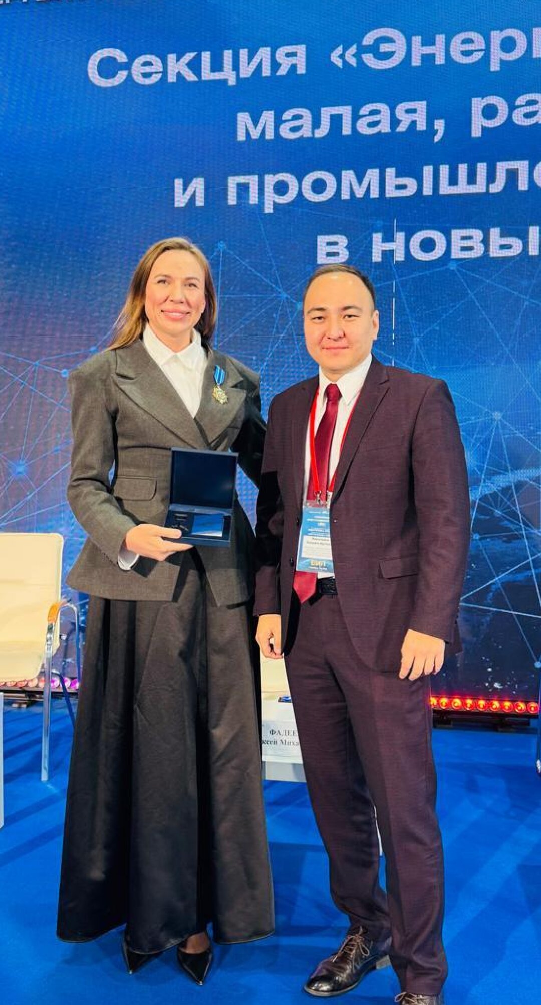 С заместителем директора департамента нефтегазового сектора Атамекен Республики Казахстан Бауыржаном Жаксылыковым на вручении медали за вклад в