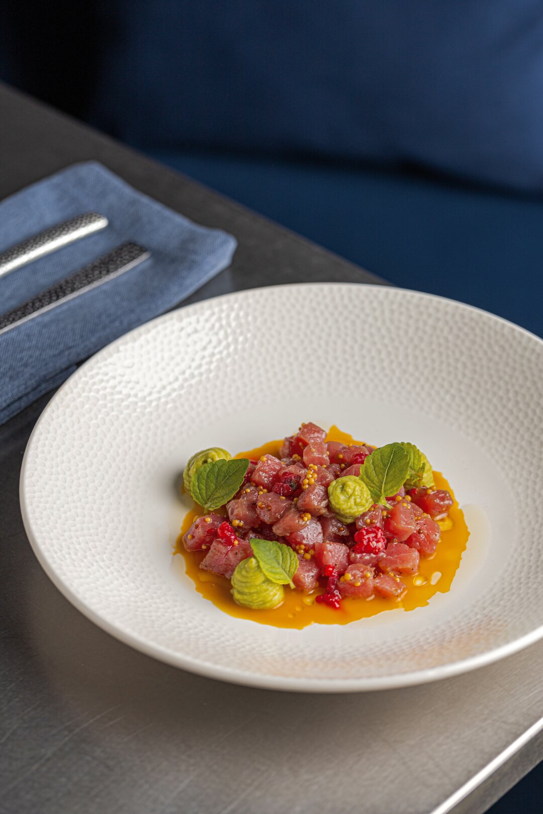 Тартар из тунцас авокадо и соусом манго-лайм