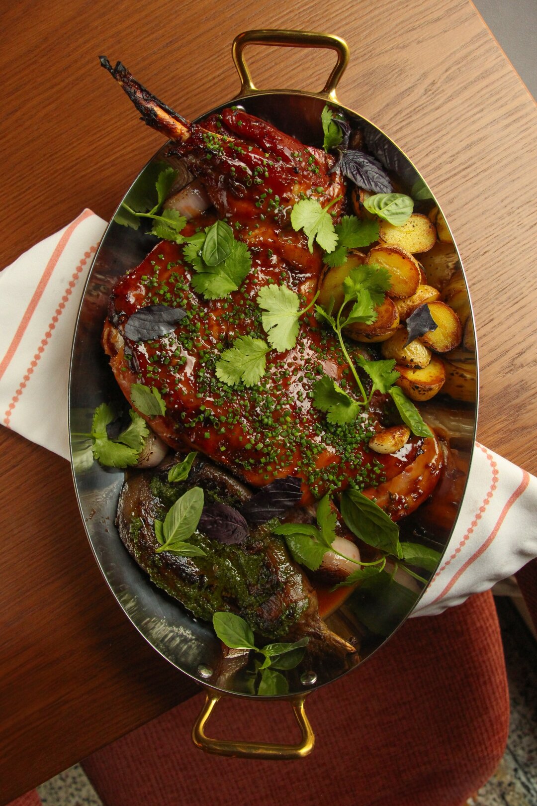 Tondo Лопатку ягненка готовят методом су-вид в течение 12 часов, затем запекают и сопровождают насыщенным мясным соусом с печеным баклажаном и