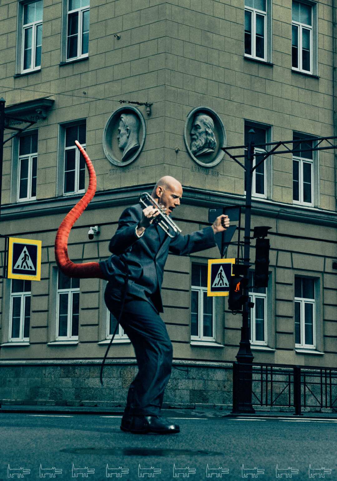 На Юрии: пиджак и брюки USHATAVA, рубашка ENTIRE STUDIOS (Studio Slow), хвост ПАВЕЛ ФРОЛОВ