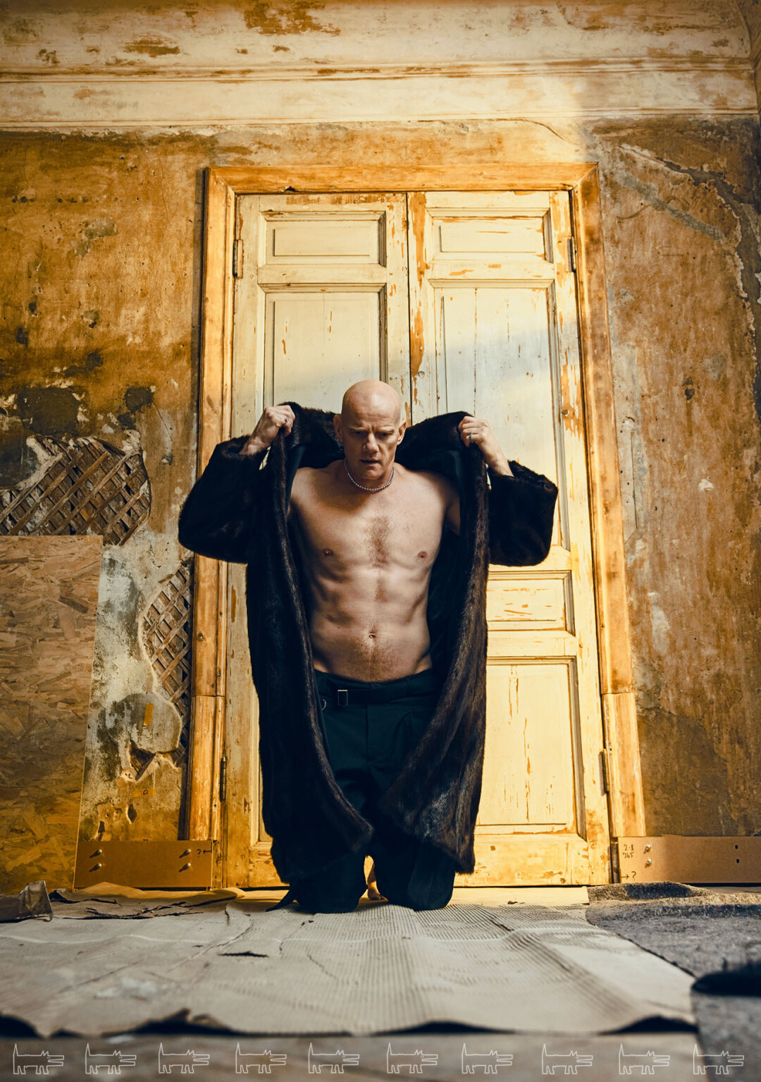 На Юрии: колье Millennium, кольца Fit Eternity ring и Millennium MIUZ DIAMONDS, шуба USHATAVA, брюки ÉTUDES (Studio Slow)