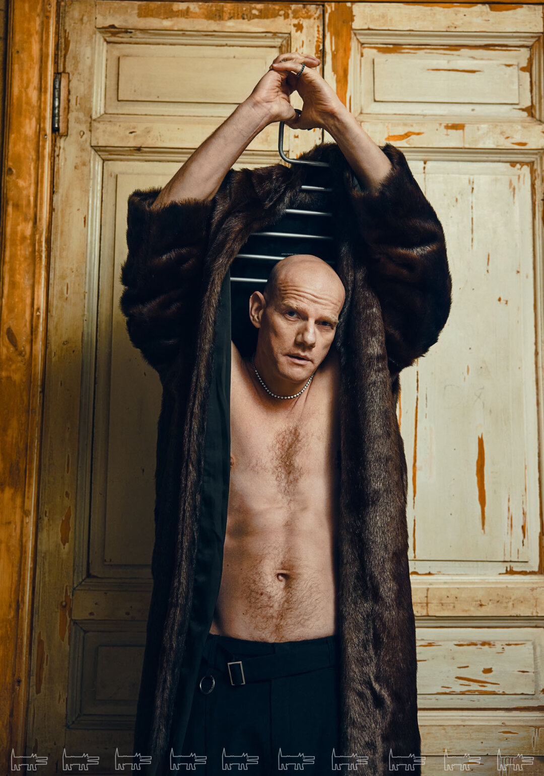 На Юрии: колье Millennium, кольца Fit Eternity ring и Millennium MIUZ DIAMONDS, шуба USHATAVA, брюки ÉTUDES (Studio Slow)