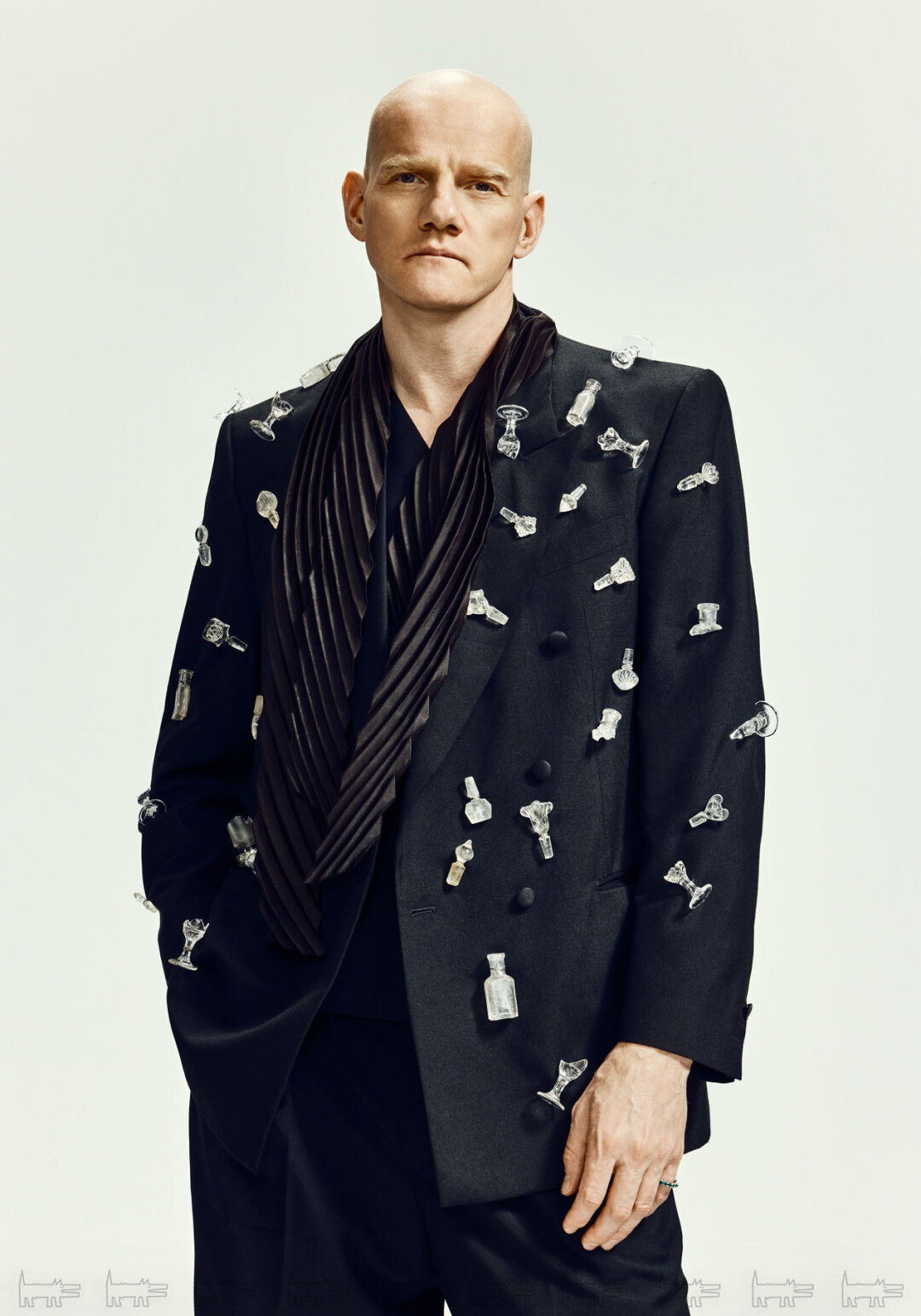 На Юрии: кольцо Fit Eternity ring MIUZ DIAMONDS, брюки ÉTUDES (Studio Slow)