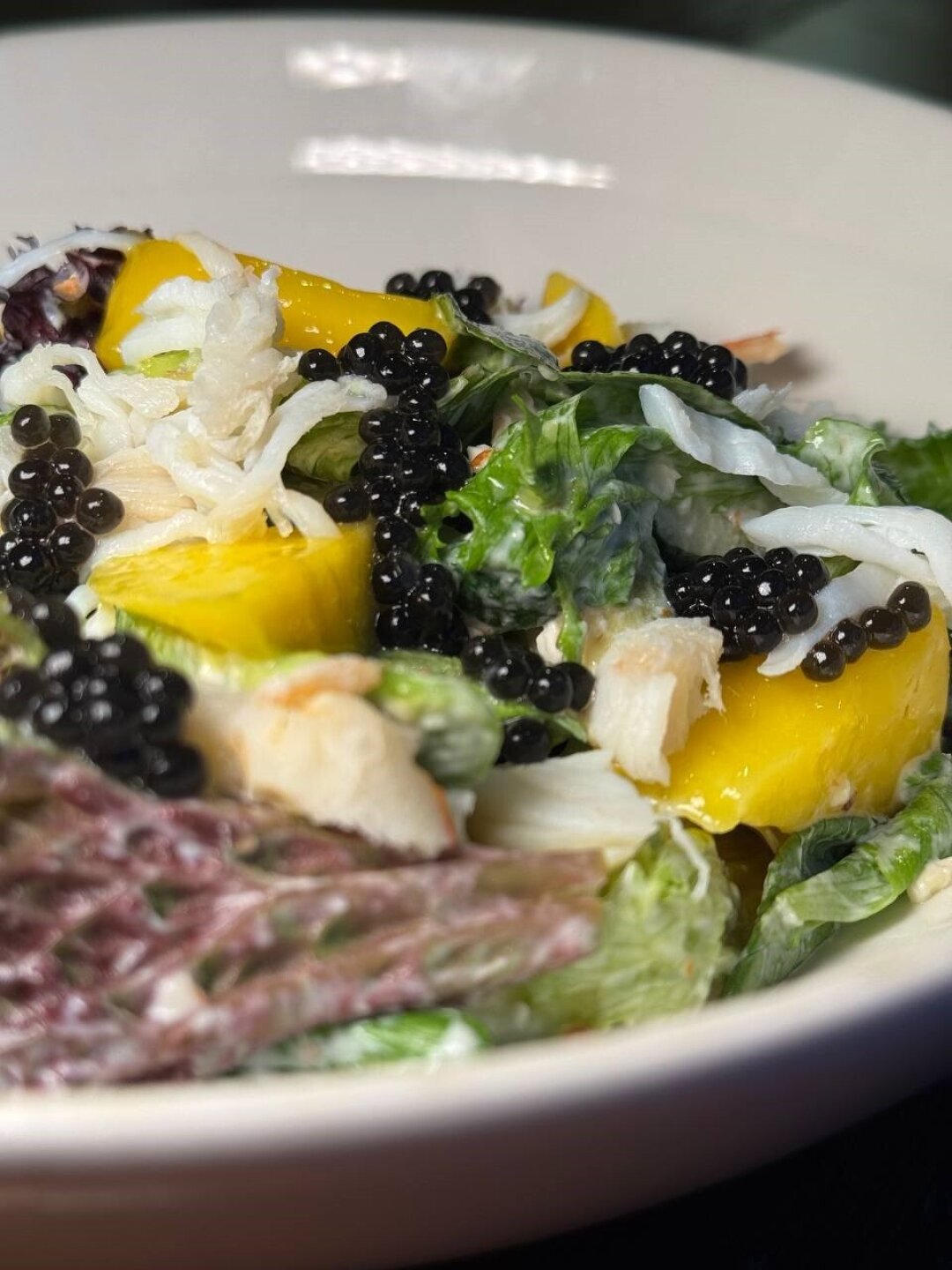 Салат с камчатским крабом, манго и авокадо в etc