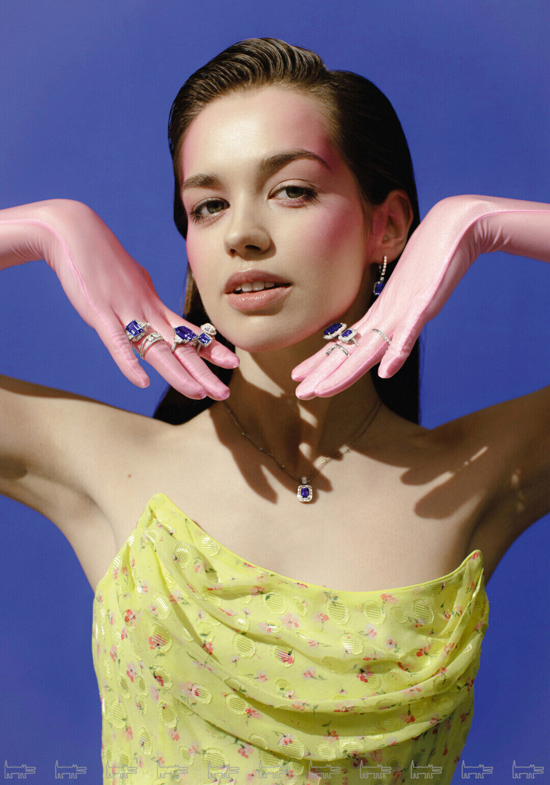 На Саше Соловьевой: кольца и колье MIUZ DIAMONDS, платье RUXARA