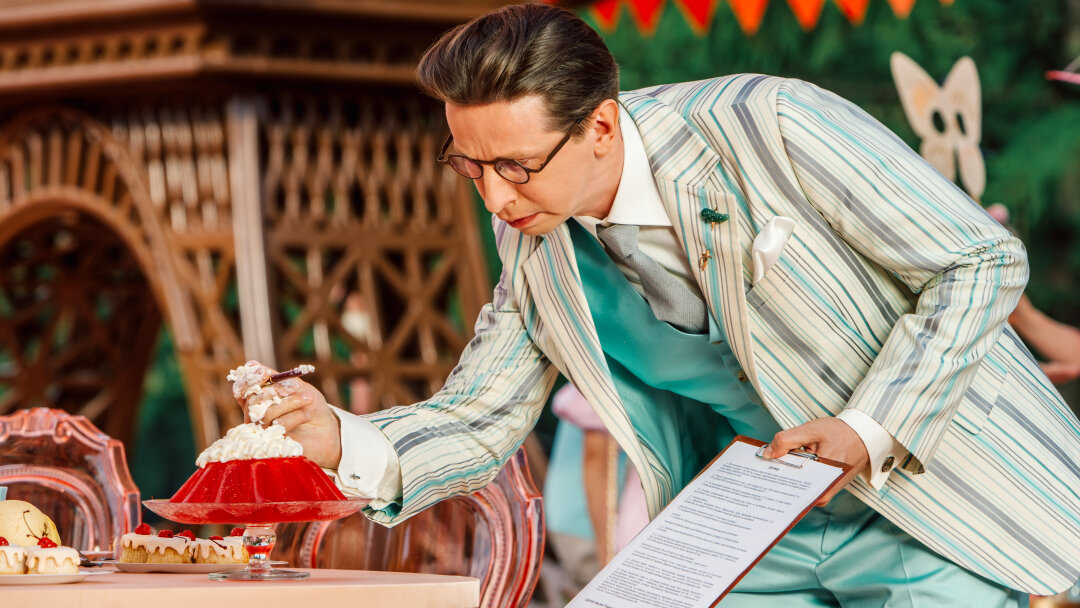 Дмитрий Лысенков в роли Лариона в броши-огурчике Letters&Stones