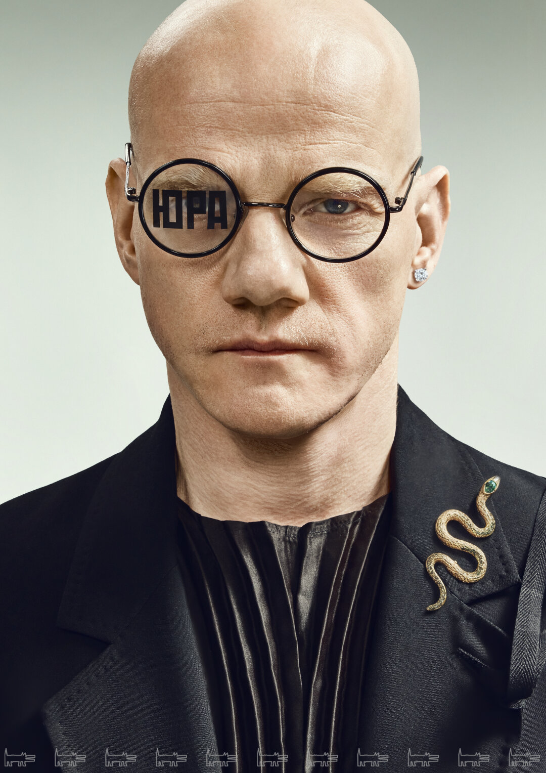 На Юрии: серьги-пусеты и брошь MIUZ DIAMONDS, пиджак ANN DEMEULEMEESTER (ДЛТ)