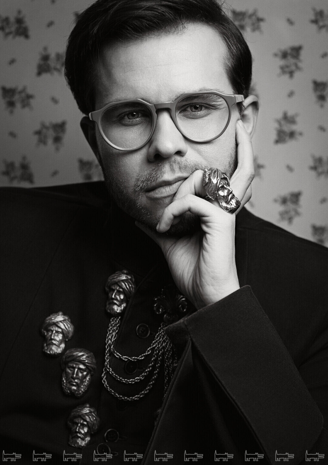 На Анатоле: броши, шатлен и кольцо Joseff of Hollywood