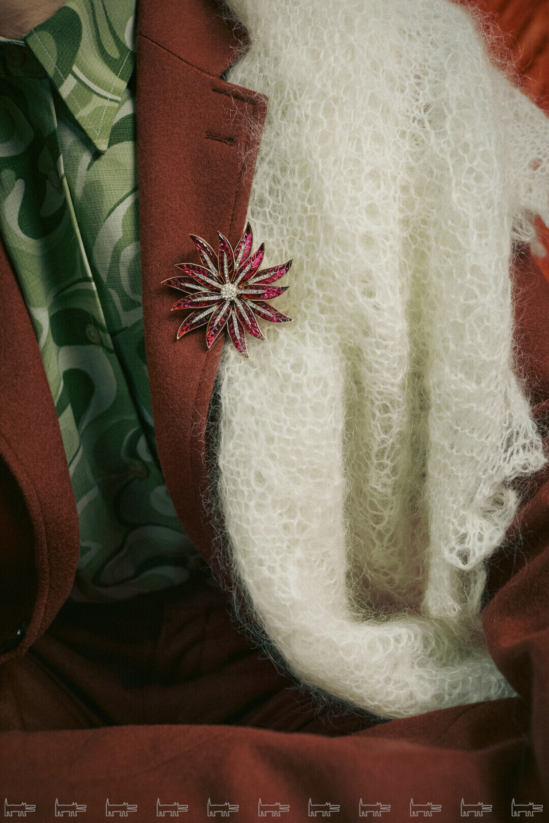 На Анатоле: рубашка THAVENUE, костюм 12 STOREEZ, брошь TRIFARI