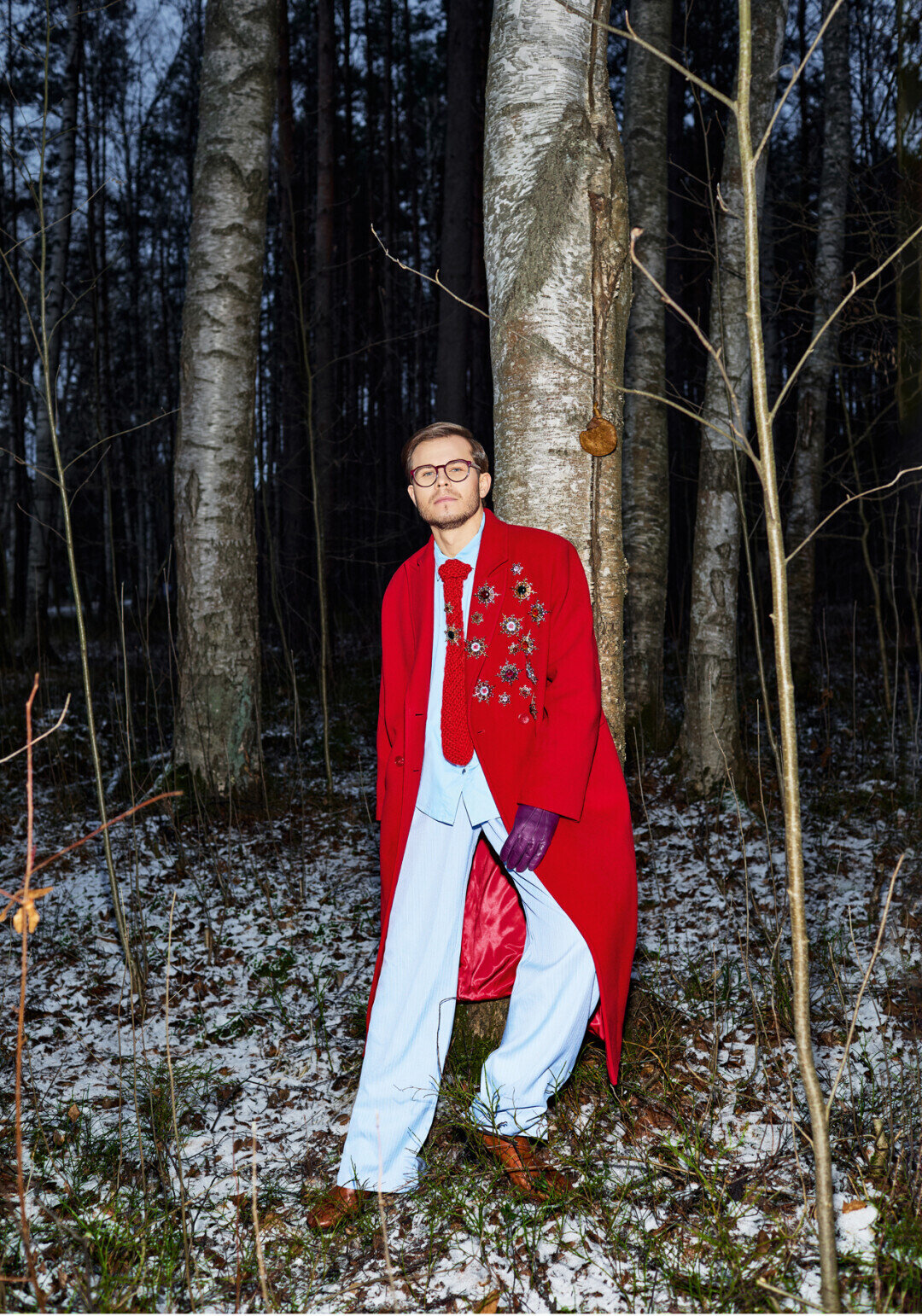 На Анатоле: пальто LIPNER, рубашка SISTER JANE, брюки SHI-SHI, галстук ЕКАТЕРИНА КУЗНЕЦОВА, обувь MAISON MARGIELA, перчатки ACABA GANTIER, броши