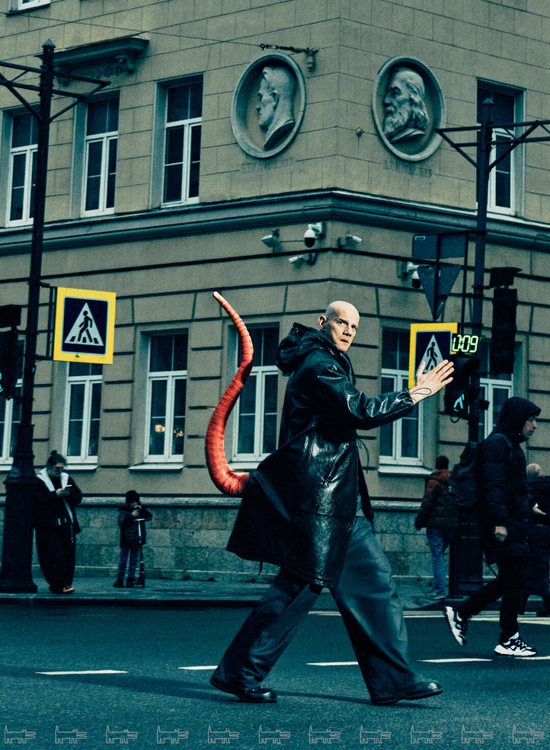 На Юрии: пиджак и брюки USHATAVA, рубашка ENTIRE STUDIOS (Studio Slow), хвост ПАВЕЛ ФРОЛОВ