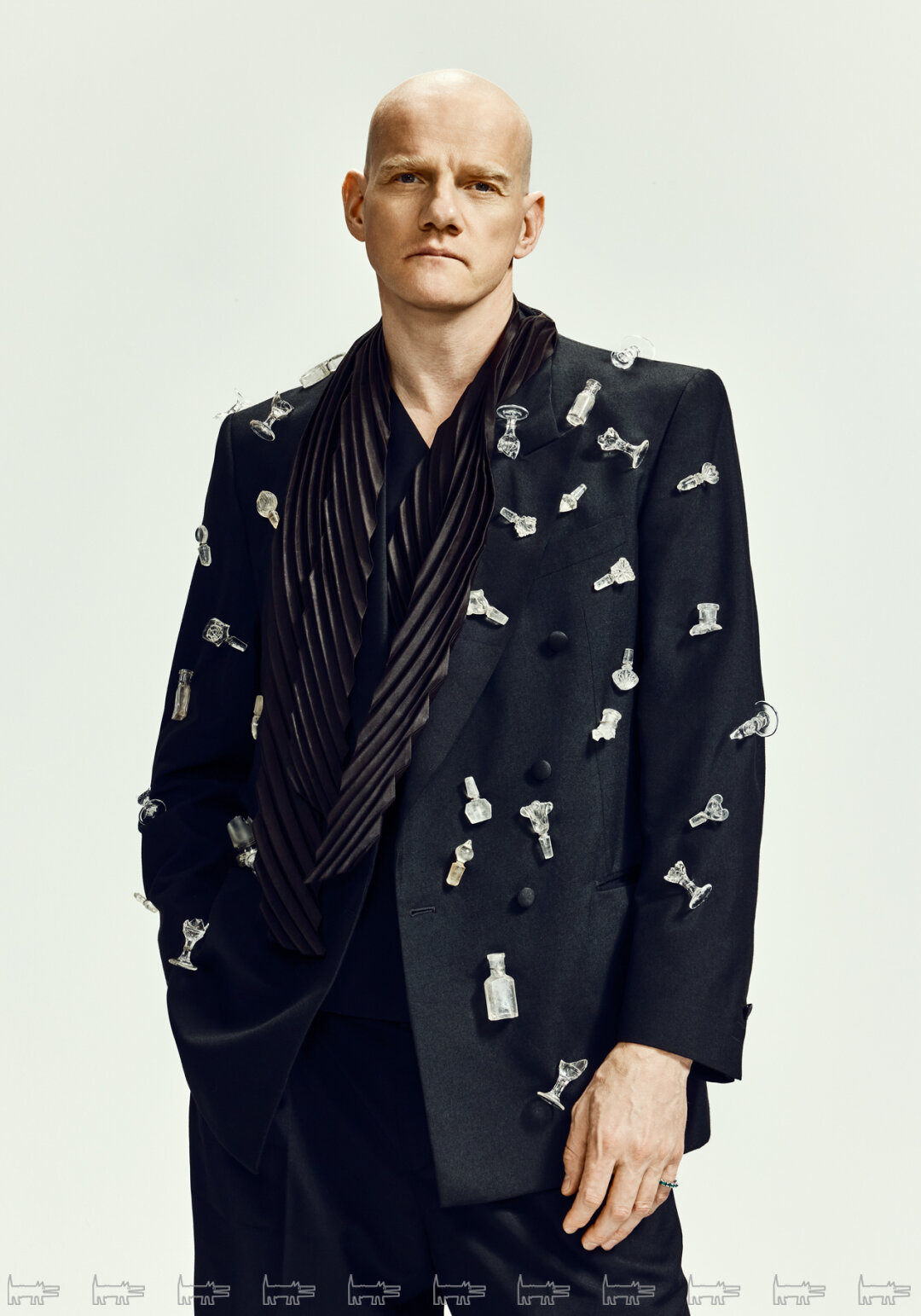 На Юрии: кольцо Fit Eternity ring MIUZ DIAMONDS, брюки ÉTUDES (Studio Slow)