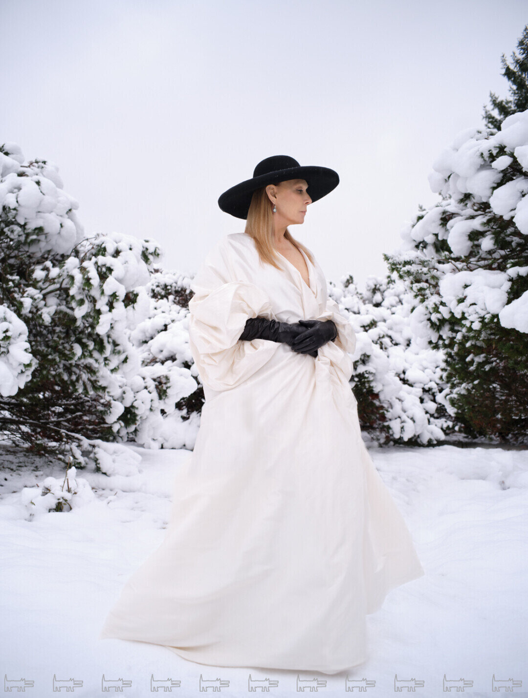 На Алене: мантель TATYANA KOCHNOVA ATELIER, шляпа GIORGIO ARMANI (ЦУМ)