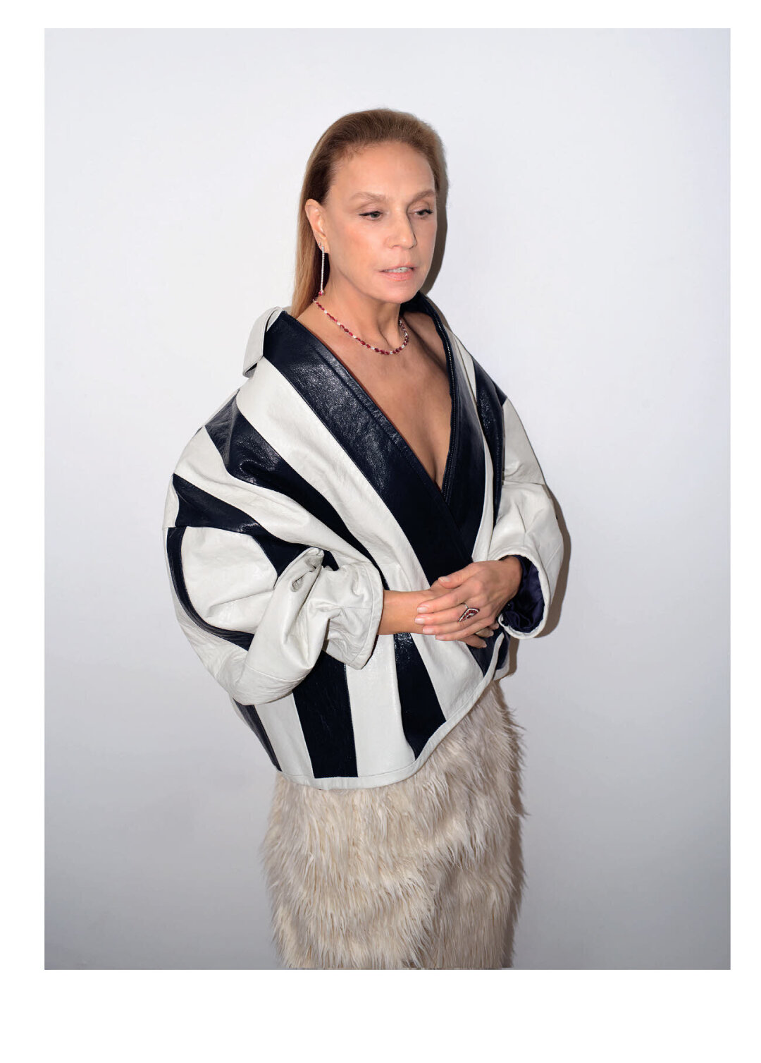 На Алене: серьги MERCURY, колье и кольцо SUTRA JEWELS, куртка PLANTA ROSA, юбка SYSTEM (RehabShop)