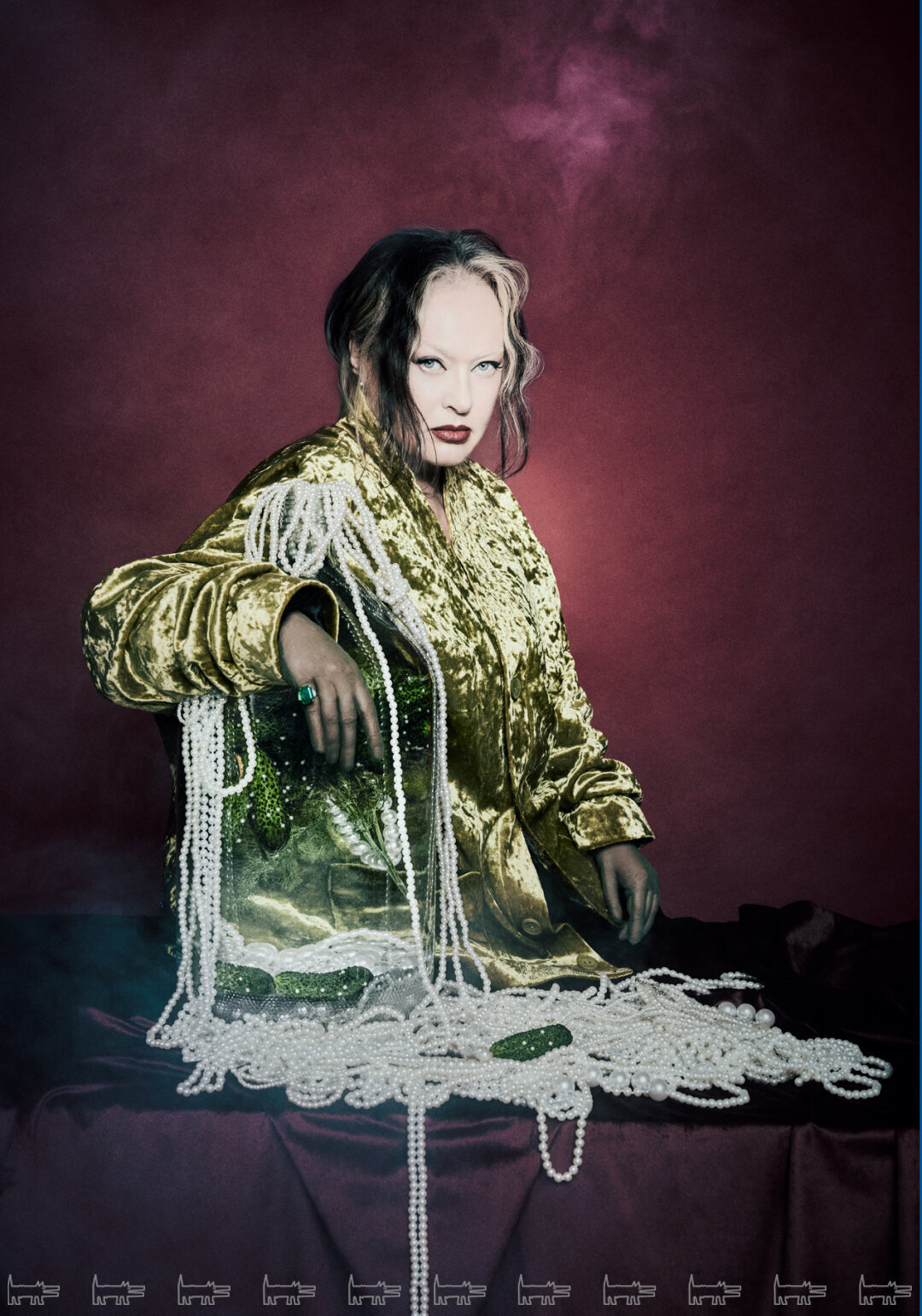 На Ларисе: кольцо и серьги PARURE ATELIER, жакет ROGOV