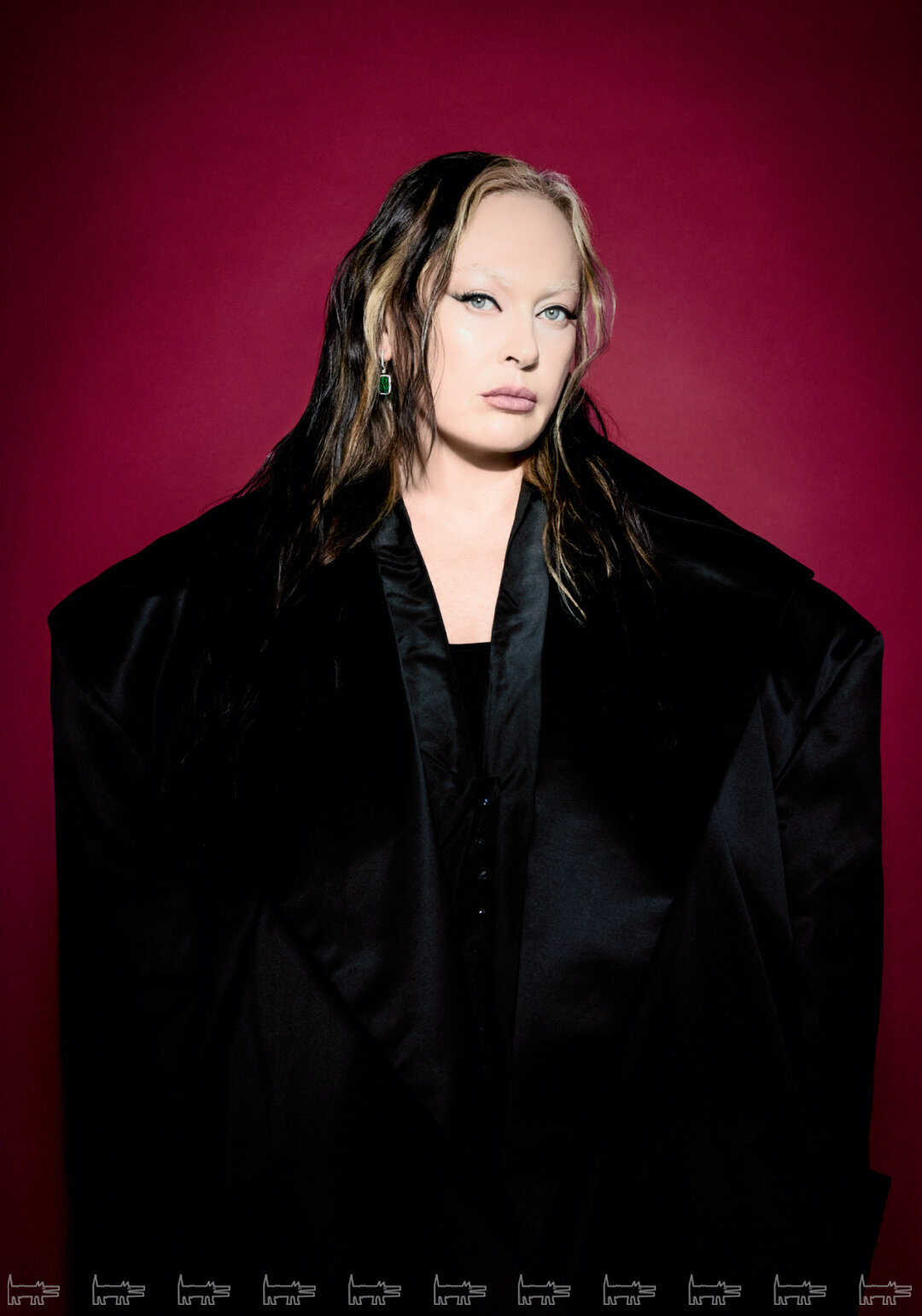 На Ларисе: серьги PARURE ATELIER, пальто RANEVSKY, перчатки EDEM COUTURE