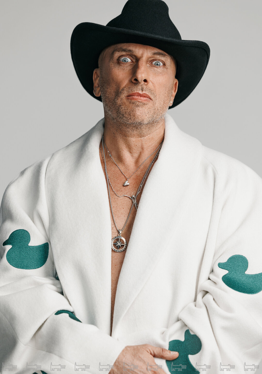 На Дмитрии: шляпа COCOSHNICK, халат GOSIER, кулоны TECART (AllTime)