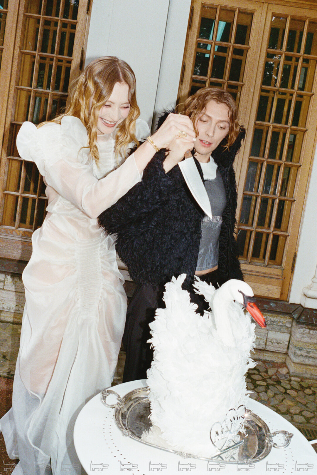 На Марии: кольца и браслет FERRI FIRENZE, платье NEEGOOSH На Александре: шуба BALENCIAGA (Spin4spin), топ BLUMARINE (ДЛТ), брюки и ремень USHATAVA