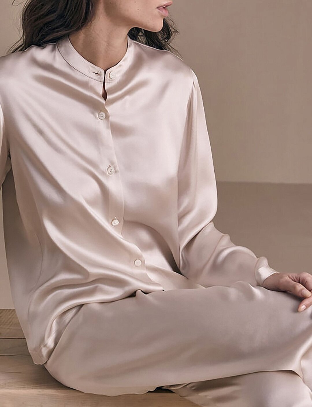 Пижама Frette, Bronka Fashion, 46 540 руб. Воротники-стойки — заметный подиумный тренд (заверено шоу Alaia и The Row!). Причем не только на верхней